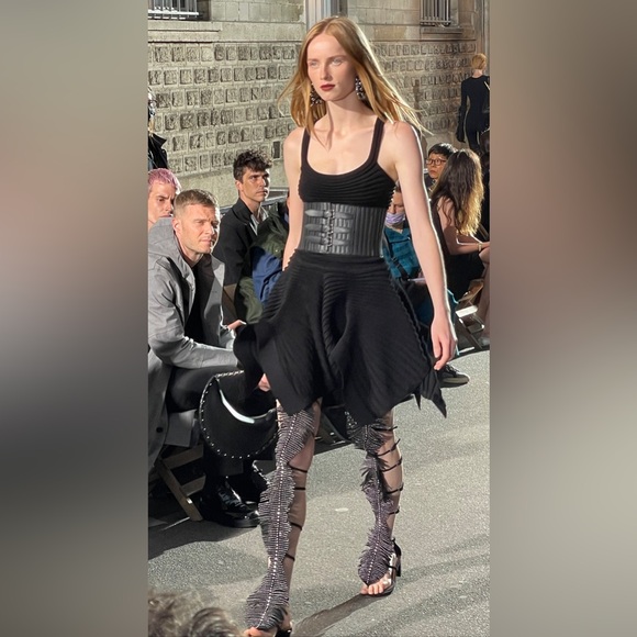 ALAÏA
Embellished suede thong sandals with Box. - Picture 6 of 13